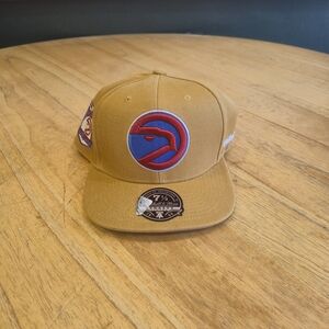 Mitchell & Ness Tan Fitted Cap Atlanta Hawks Hard Wood Classics 7 1/2